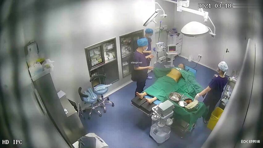 2021三月新流出破解整容医院手术室摄像头监控偷拍几个脱光光做手术的少妇