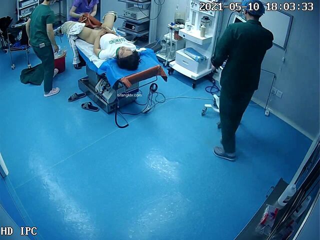 【破解摄像头】妹子人流手术后无法行走，架出手术室 (2)