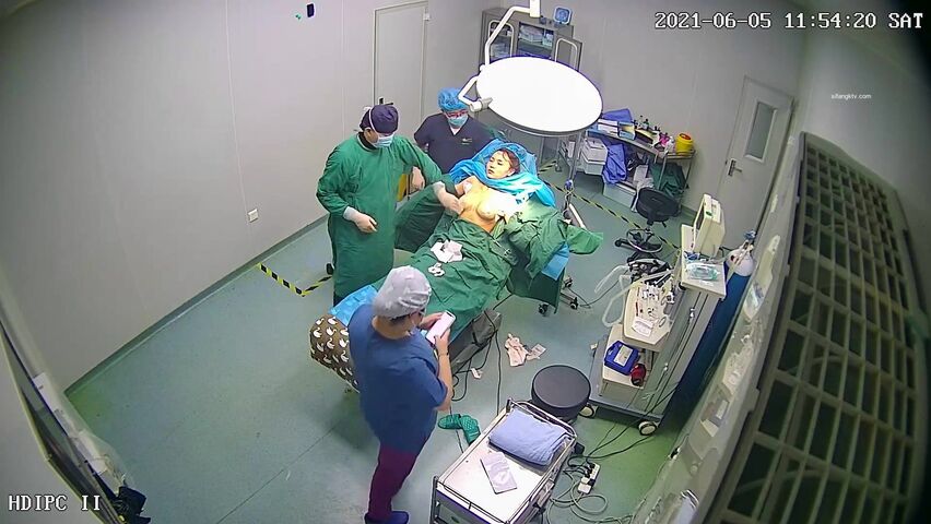 珍稀资源破解整容医院手术室摄像头偷拍少妇整形丰胸，手术前后效果明显