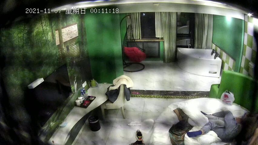 新解密酒店安防摄像头偷拍和单位女同事吃完宵夜开房激情啪啪
