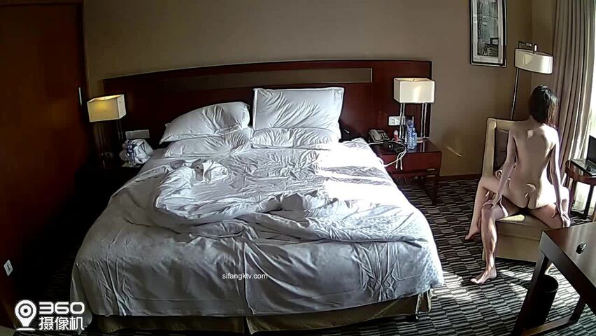 稀缺豪华酒店正面完美视角欣赏一对非常激情能干的男女啪啪床上肏到沙发上白天干到晚上白嫩苗条妹子呻吟声销魂