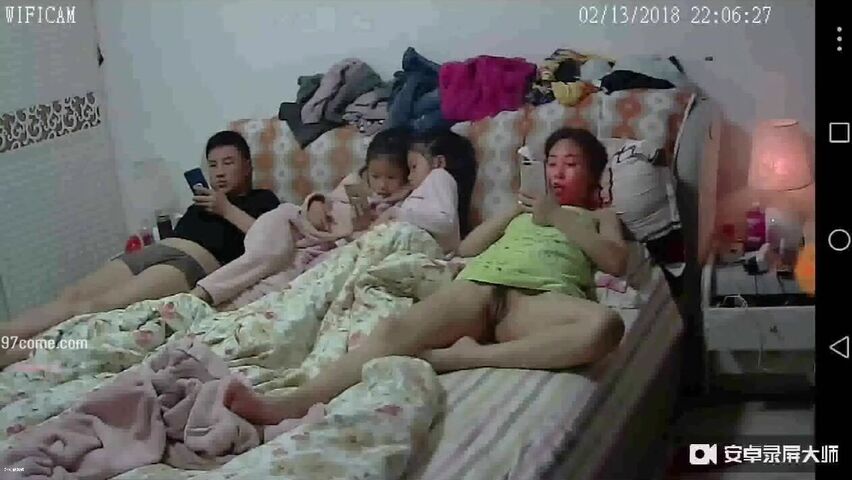 家庭摄像头偷拍到少妇等老公女儿睡着了手指插逼自慰