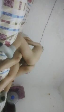 站街女探花，傍晚来操逼，小巷子打着伞招揽客人，带到小房间直接开操，扛起双腿怼着骚逼猛插