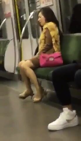 美女地铁上跳蛋高潮享受