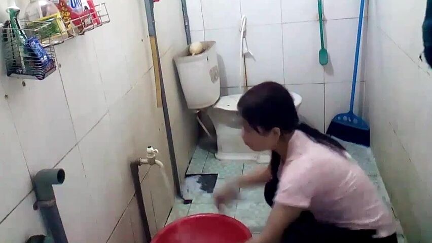 房东在合租房打工妹浴室偷装摄像头偷窥几个打工妹尿尿洗逼