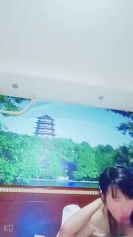 乖巧小可爱的雪妃 ，性感白色丝袜好诱惑，跟直男互口舒服得很 喷血哦！！