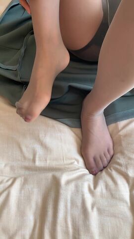 诱人的黑丝嫩模，边吃玉足边做爱：你的脚好漂亮哦，逼逼也好美！