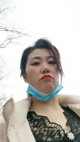 气质骚妇跟她帅气的小哥哥激情户外，礼物刷到位直接全裸脱掉给小哥口交大鸡巴真骚，让小哥揉着奶子后入内射