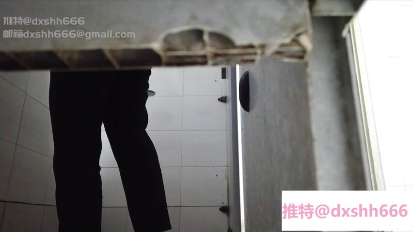 【精品】上海外国语大学女生偷拍她宿舍其它女生洗澡尿尿,意外拍到一个室友洗澡的时候在手淫 吴萍 (1)