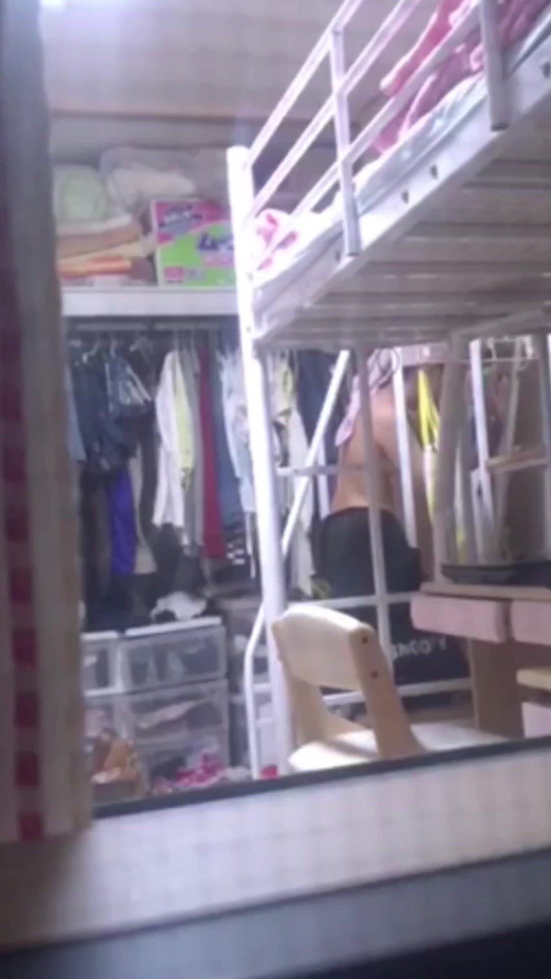 某高校一楼女宿舍窗外偷拍学妹在宿舍换衣服洗屁股,白嫩的肉体就近在咫尺