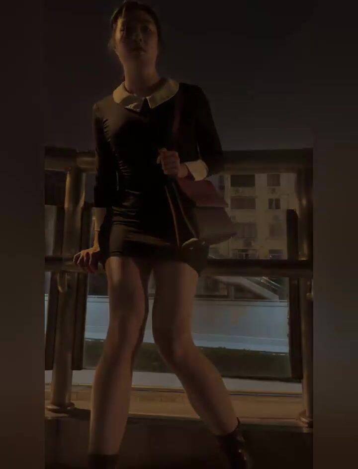战斗女仆艾多 - 我TM天桥露出射爆，强悍丰满女妖，有没有贱狗想来吃掉~